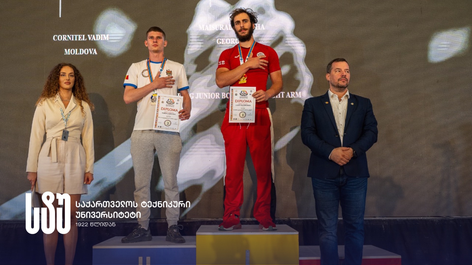 სტუ-ის რექტორი სტუდენტ ლაშა მაისურაძეს პარამკლავჭიდში ევროპის ჩემპიონობას ულოცავს