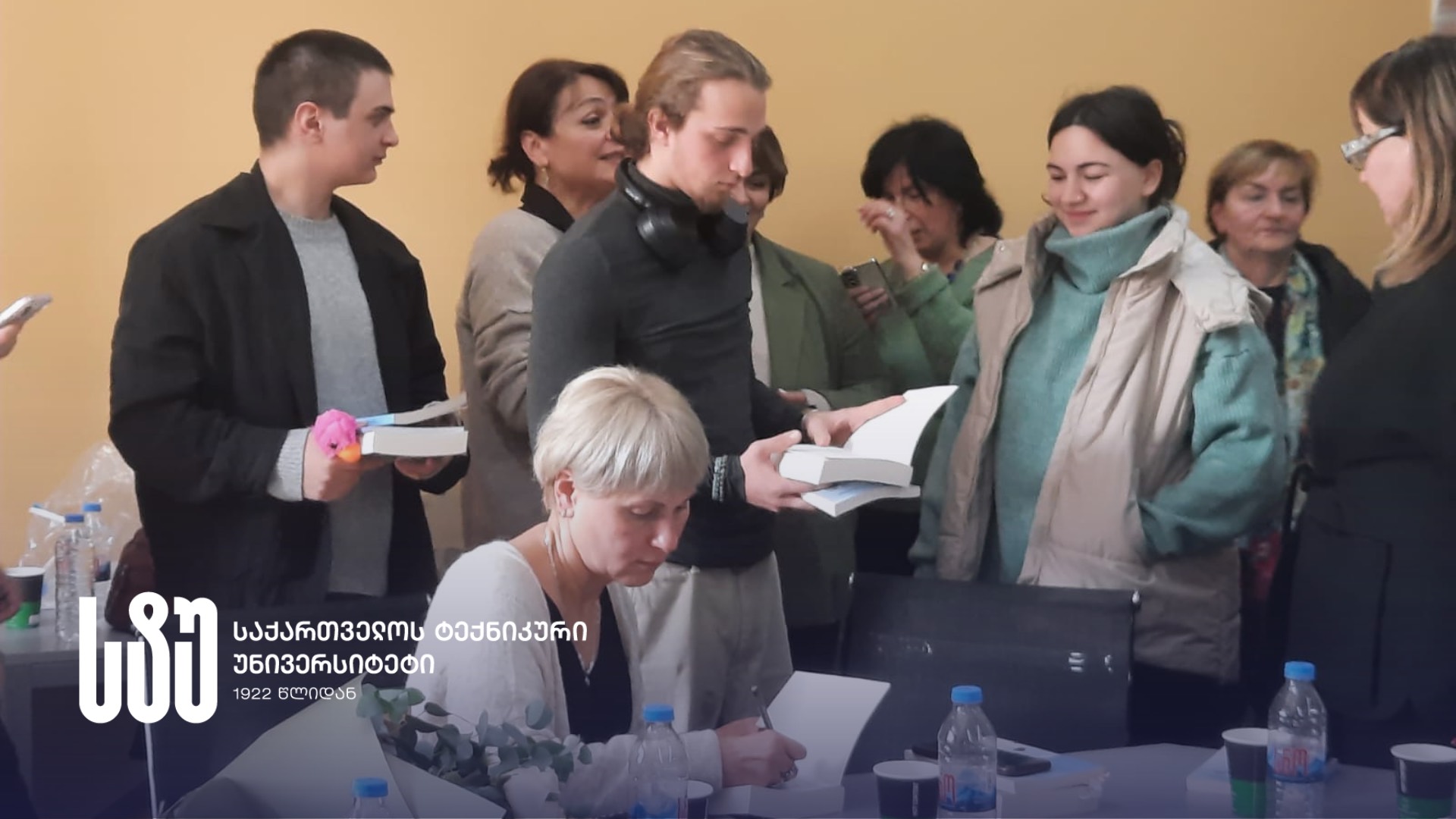 სტუ-ის სტუდენტები მწერალ თამარ გლურჯიძეს შეხვდნენ 