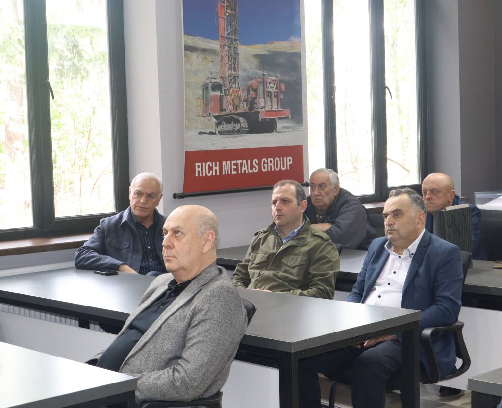 სამთოელების პრეზიდიუმი.JPG